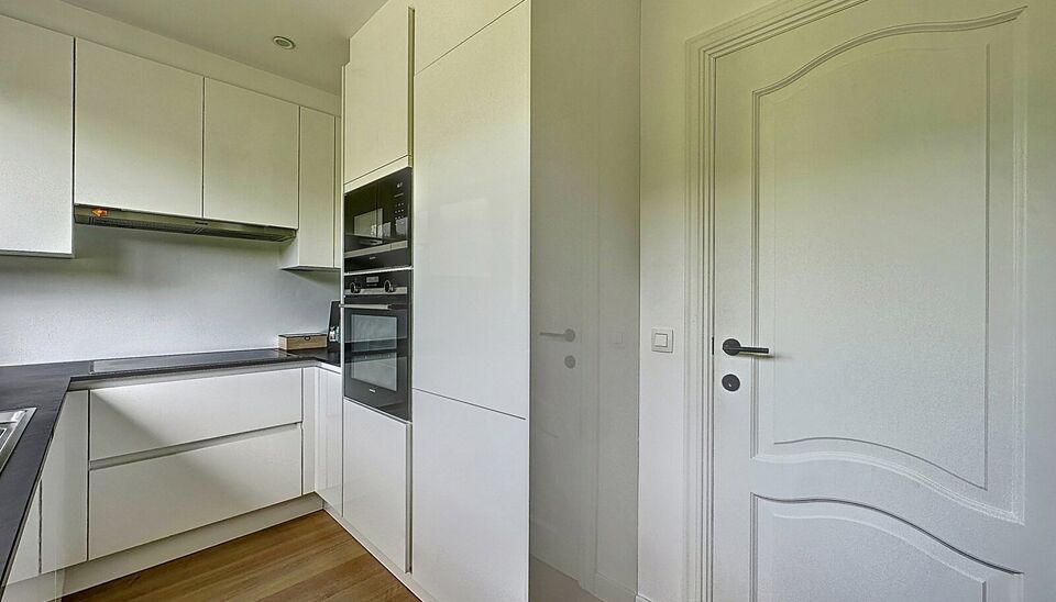 Deze ruime bel-&eacute;tagewoning met garage en tuin is gelegen in de groene en gegeerde wijk &ldquo;Lambrechtshoeken&rdquo;.
Via de ruime inkomhal betreedt u de woning, met rechtstreekse toegang tot de garage die is uitgerust met praktische maatkasten. Achteraan bevin