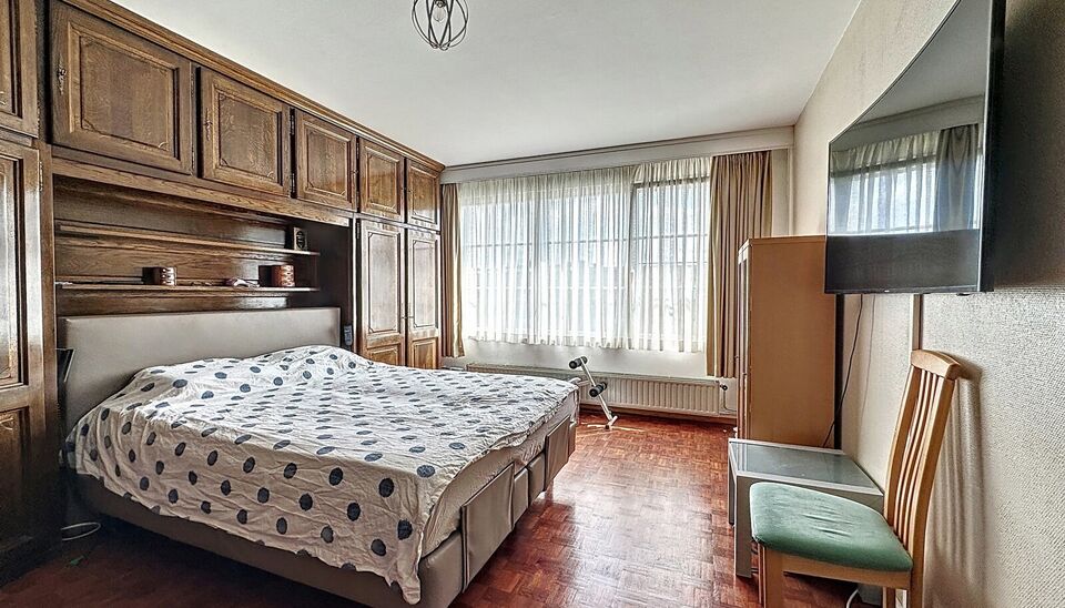 Deze ruime bel-&eacute;tagewoning met garage en tuin is gelegen in de groene en gegeerde wijk &ldquo;Lambrechtshoeken&rdquo;.
Via de ruime inkomhal betreedt u de woning, met rechtstreekse toegang tot de garage die is uitgerust met praktische maatkasten. Achteraan bevin