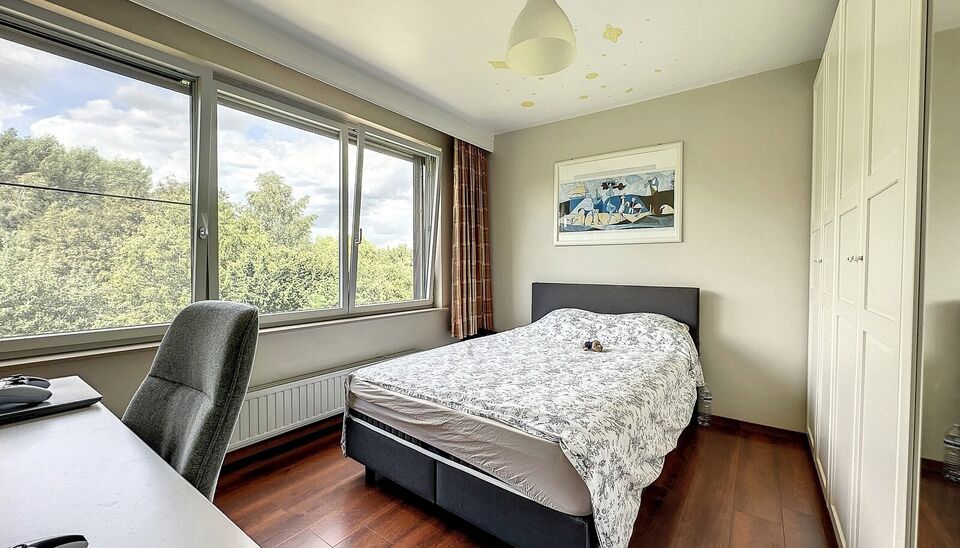 Deze ruime bel-&eacute;tagewoning met garage en tuin is gelegen in de groene en gegeerde wijk &ldquo;Lambrechtshoeken&rdquo;.
Via de ruime inkomhal betreedt u de woning, met rechtstreekse toegang tot de garage die is uitgerust met praktische maatkasten. Achteraan bevin