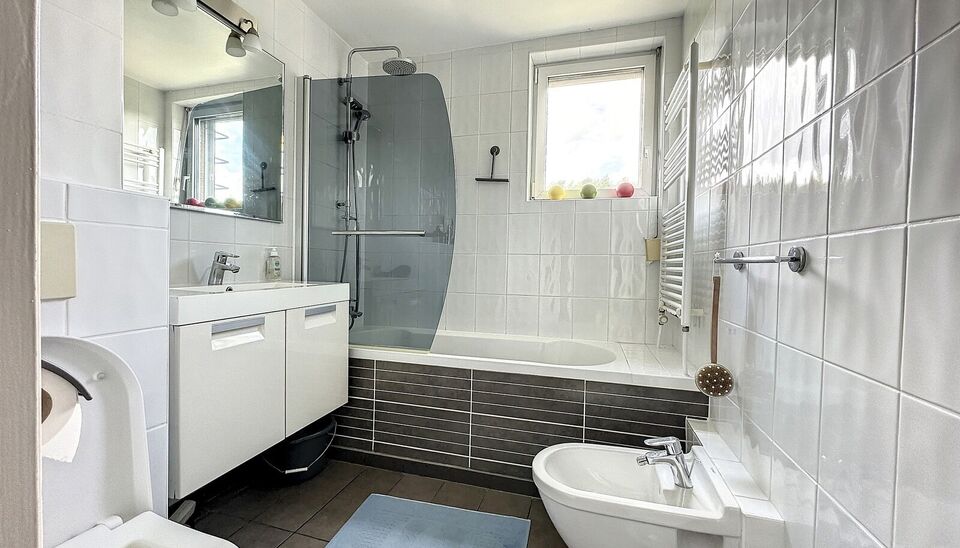 Deze ruime bel-&eacute;tagewoning met garage en tuin is gelegen in de groene en gegeerde wijk &ldquo;Lambrechtshoeken&rdquo;.
Via de ruime inkomhal betreedt u de woning, met rechtstreekse toegang tot de garage die is uitgerust met praktische maatkasten. Achteraan bevin