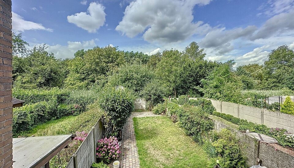 Deze ruime bel-&eacute;tagewoning met garage en tuin is gelegen in de groene en gegeerde wijk &ldquo;Lambrechtshoeken&rdquo;.
Via de ruime inkomhal betreedt u de woning, met rechtstreekse toegang tot de garage die is uitgerust met praktische maatkasten. Achteraan bevin