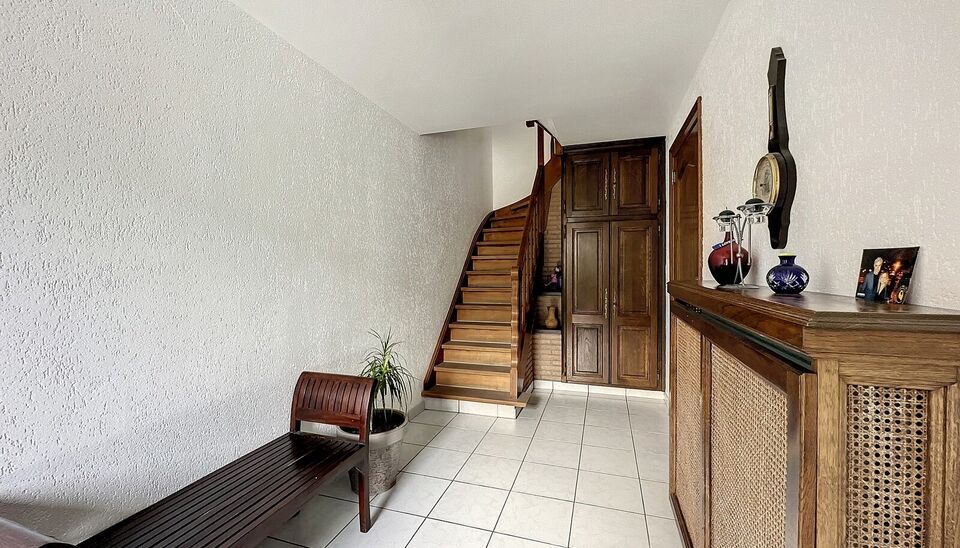 Deze ruime bel-&eacute;tagewoning met garage en tuin is gelegen in de groene en gegeerde wijk &ldquo;Lambrechtshoeken&rdquo;.
Via de ruime inkomhal betreedt u de woning, met rechtstreekse toegang tot de garage die is uitgerust met praktische maatkasten. Achteraan bevin