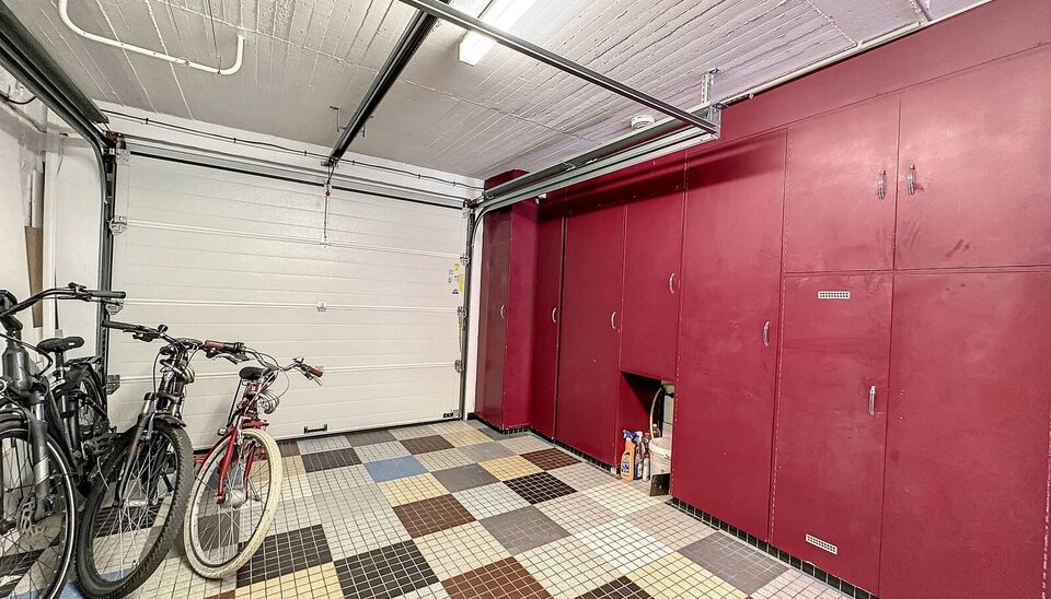 Deze ruime bel-&eacute;tagewoning met garage en tuin is gelegen in de groene en gegeerde wijk &ldquo;Lambrechtshoeken&rdquo;.
Via de ruime inkomhal betreedt u de woning, met rechtstreekse toegang tot de garage die is uitgerust met praktische maatkasten. Achteraan bevin