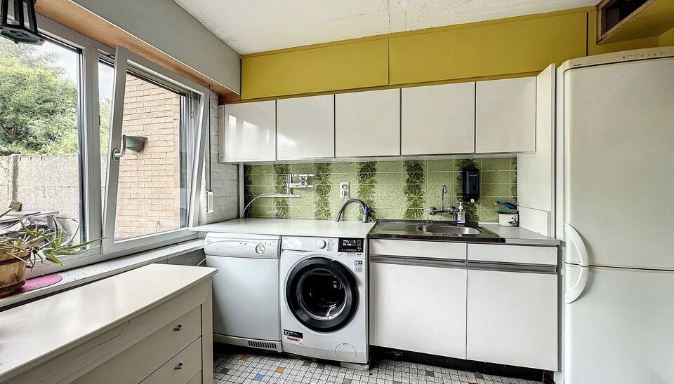 Deze ruime bel-&eacute;tagewoning met garage en tuin is gelegen in de groene en gegeerde wijk &ldquo;Lambrechtshoeken&rdquo;.
Via de ruime inkomhal betreedt u de woning, met rechtstreekse toegang tot de garage die is uitgerust met praktische maatkasten. Achteraan bevin