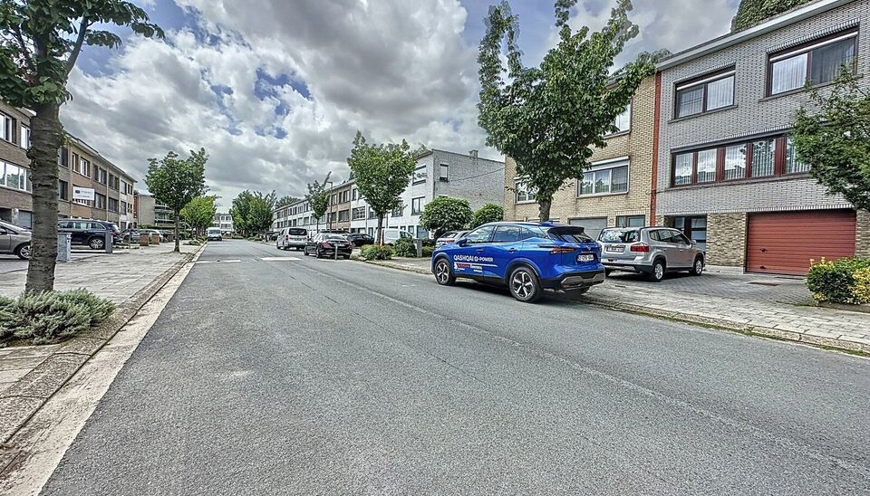 Deze ruime bel-&eacute;tagewoning met garage en tuin is gelegen in de groene en gegeerde wijk &ldquo;Lambrechtshoeken&rdquo;.
Via de ruime inkomhal betreedt u de woning, met rechtstreekse toegang tot de garage die is uitgerust met praktische maatkasten. Achteraan bevin