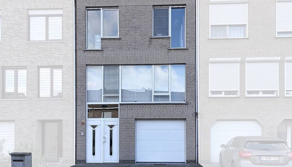 Gezellige woning met zonnige tuin, gelegen aan de toekomstige 'Merksemse tuinen'. Inkomhal met gastentoilet, voorzien van een handenwasser, en een praktische vestiaire. Op de eerste verdieping bevindt zich een ruime en lichtrijke leefruimte (ca. 37 m&sup2;), 