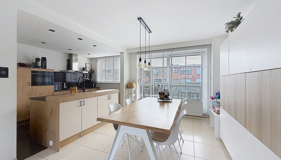 Gezellige woning met zonnige tuin, gelegen aan de toekomstige 'Merksemse tuinen'. Inkomhal met gastentoilet, voorzien van een handenwasser, en een praktische vestiaire. Op de eerste verdieping bevindt zich een ruime en lichtrijke leefruimte (ca. 37 m&sup2;), 