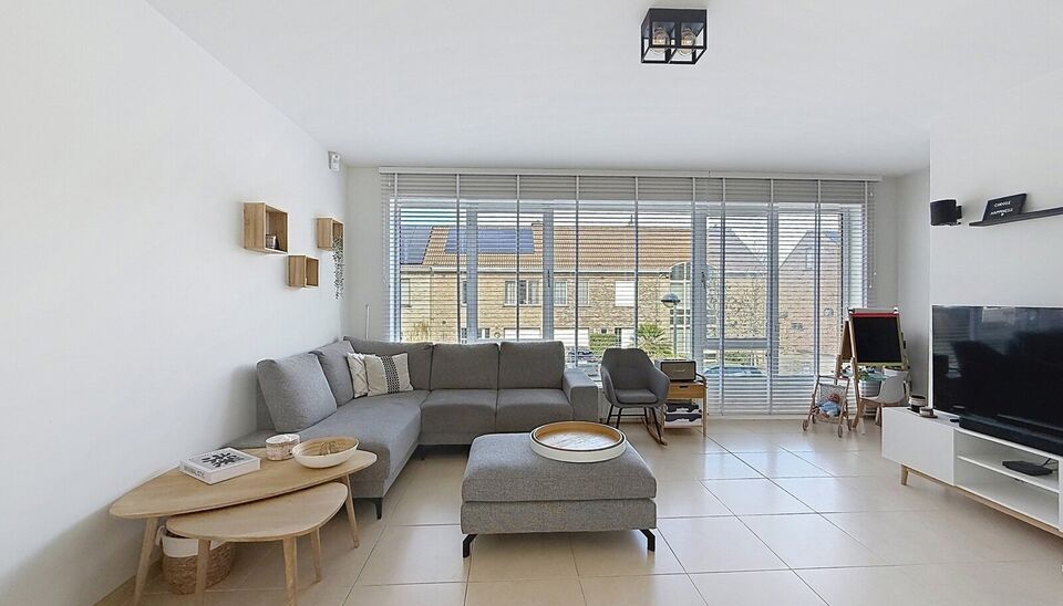 Gezellige woning met zonnige tuin, gelegen aan de toekomstige 'Merksemse tuinen'. Inkomhal met gastentoilet, voorzien van een handenwasser, en een praktische vestiaire. Op de eerste verdieping bevindt zich een ruime en lichtrijke leefruimte (ca. 37 m&sup2;), 