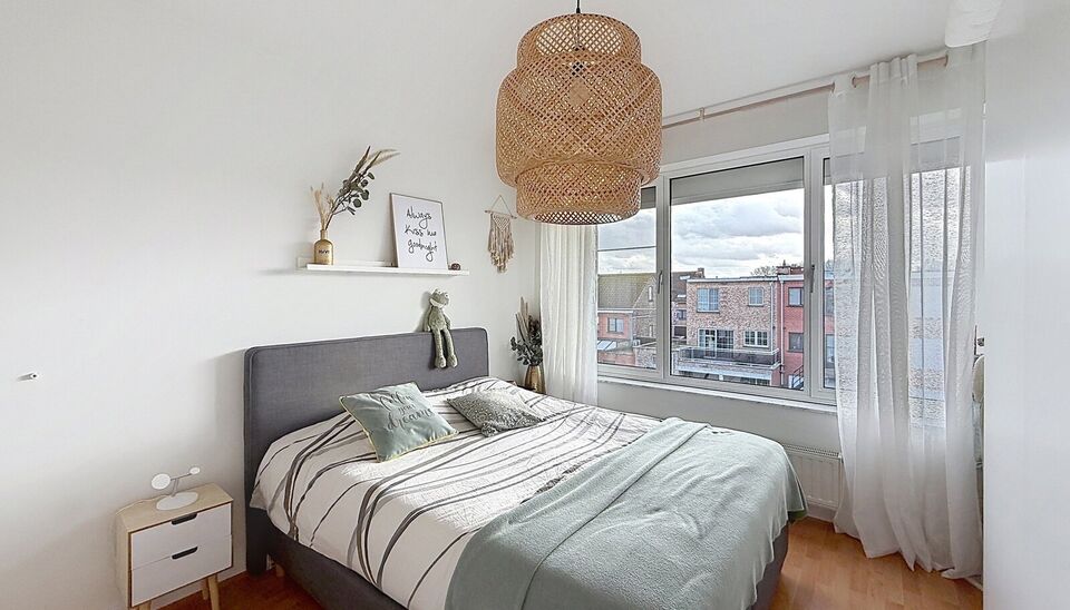 Gezellige woning met zonnige tuin, gelegen aan de toekomstige 'Merksemse tuinen'. Inkomhal met gastentoilet, voorzien van een handenwasser, en een praktische vestiaire. Op de eerste verdieping bevindt zich een ruime en lichtrijke leefruimte (ca. 37 m&sup2;), 