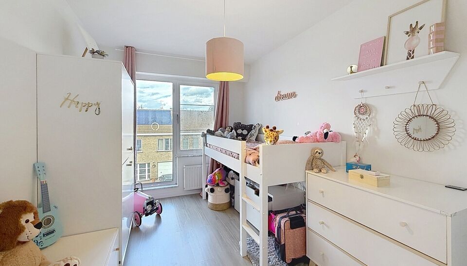 Gezellige woning met zonnige tuin, gelegen aan de toekomstige 'Merksemse tuinen'. Inkomhal met gastentoilet, voorzien van een handenwasser, en een praktische vestiaire. Op de eerste verdieping bevindt zich een ruime en lichtrijke leefruimte (ca. 37 m&sup2;), 