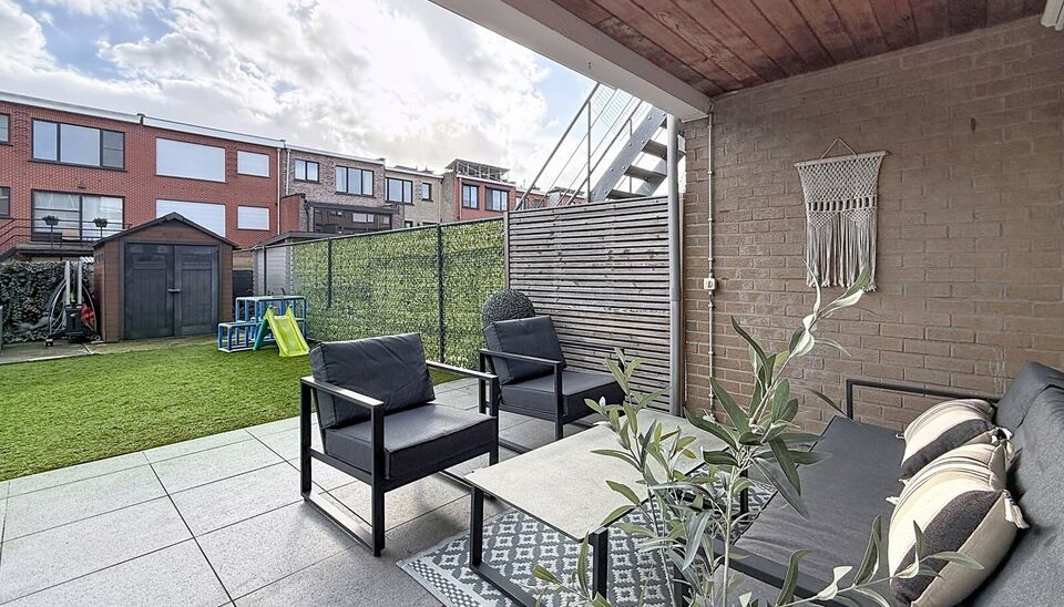 Gezellige woning met zonnige tuin, gelegen aan de toekomstige 'Merksemse tuinen'. Inkomhal met gastentoilet, voorzien van een handenwasser, en een praktische vestiaire. Op de eerste verdieping bevindt zich een ruime en lichtrijke leefruimte (ca. 37 m&sup2;), 