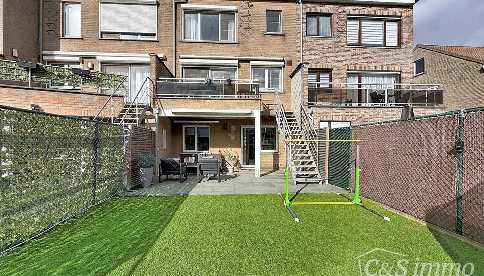 Gezellige woning met zonnige tuin, gelegen aan de toekomstige 'Merksemse tuinen'. Inkomhal met gastentoilet, voorzien van een handenwasser, en een praktische vestiaire. Op de eerste verdieping bevindt zich een ruime en lichtrijke leefruimte (ca. 37 m&sup2;), 