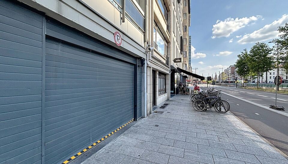 Staanplaats P67 te koop op de Italiëlei nabij Operaplein en Franklin Rooseveltplaats. 
Ontdek deze autostaanplaats op de Italiëlei, met enorm goede verbinding in en uit de stad en naar Linkeroever.
De autostaanplaats bevindt zich in een klein garagecomp