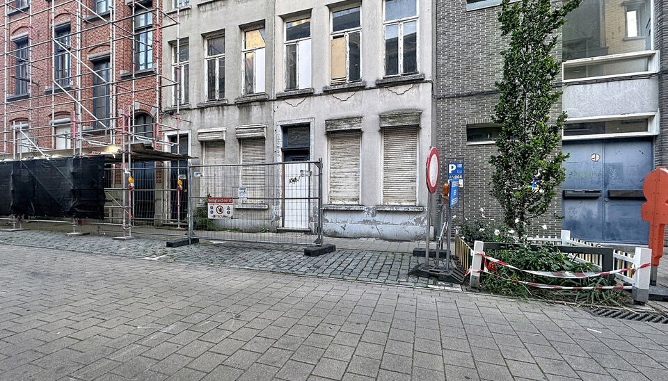 Interessante eigendom bestaande uit twee aanpalende panden op &eacute;&eacute;n perceel, gelegen op een totale perceeloppervlakte van 327 m&sup2;. De bestaande bebouwing komt in aanmerking voor afbraak, waardoor het geheel interessante mogelijkheden biedt als projectgron