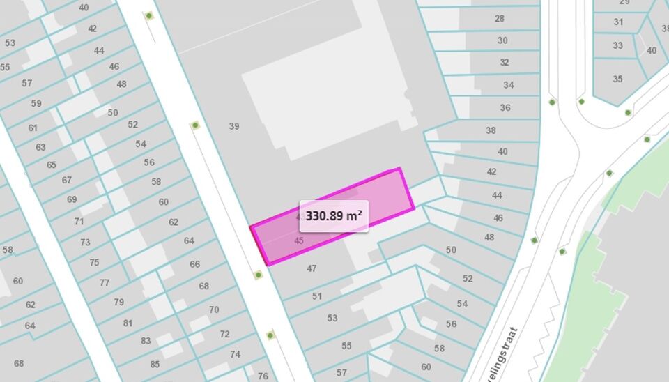 Interessante eigendom bestaande uit twee aanpalende panden op &eacute;&eacute;n perceel, gelegen op een totale perceeloppervlakte van 327 m&sup2;. De bestaande bebouwing komt in aanmerking voor afbraak, waardoor het geheel interessante mogelijkheden biedt als projectgron