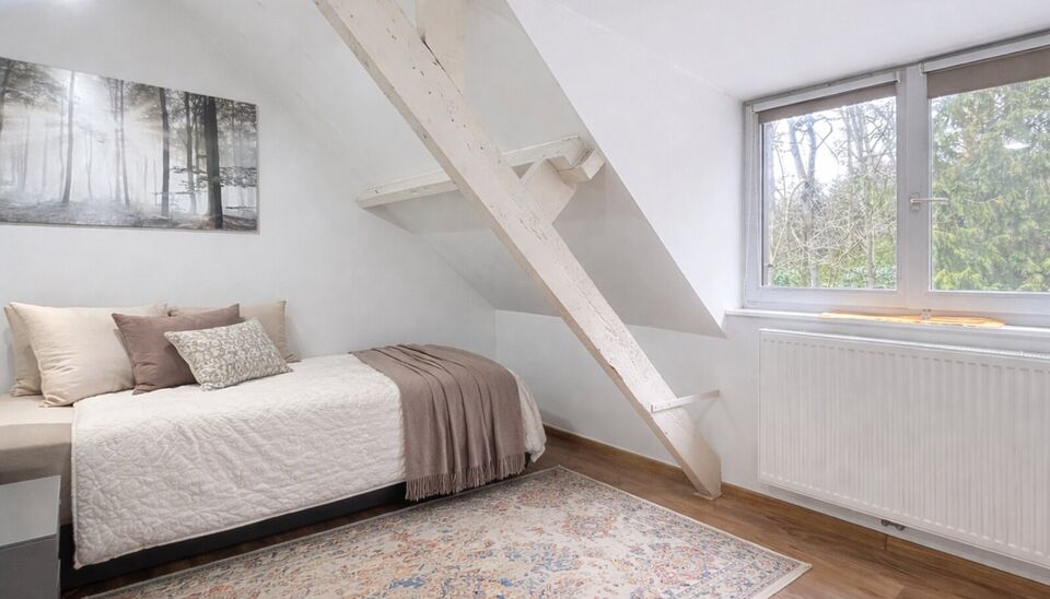 Verrassend ruime gerenoveerde gezinswoning met achterliggend magazijn en stijlvolle loft.
Achter deze gevel schuilt een uitzonderlijk ruime gerenoveerde woning waar wonen en werken perfect samenkomen.
De woning verwelkomt u in een woonkamer van ca. 30 m&sup2;