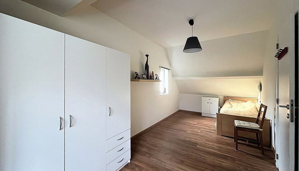 Verrassend ruime gerenoveerde gezinswoning met achterliggend magazijn en stijlvolle loft.
Achter deze gevel schuilt een uitzonderlijk ruime gerenoveerde woning waar wonen en werken perfect samenkomen.
De woning verwelkomt u in een woonkamer van ca. 30 m&sup2;