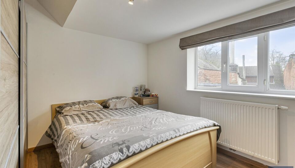 Verrassend ruime gerenoveerde gezinswoning met achterliggend magazijn en stijlvolle loft.
Achter deze gevel schuilt een uitzonderlijk ruime gerenoveerde woning waar wonen en werken perfect samenkomen.
De woning verwelkomt u in een woonkamer van ca. 30 m&sup2;