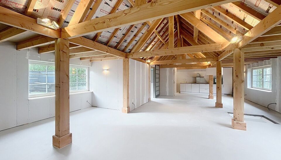 Verrassend ruime gerenoveerde gezinswoning met achterliggend magazijn en stijlvolle loft.
Achter deze gevel schuilt een uitzonderlijk ruime gerenoveerde woning waar wonen en werken perfect samenkomen.
De woning verwelkomt u in een woonkamer van ca. 30 m&sup2;