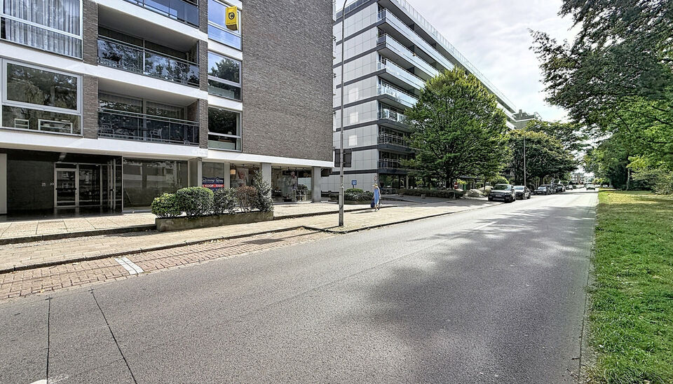 Casco winkelruimte / handelspand ca 35m&sup2; met ruime etalage op een commerci&euml;le ligging. Dankzij de sterke commerci&euml;le ligging, de vlotte bereikbaarheid vormt dit pand een ideale uitvalsbasis voor zelfstandigen, vrije beroepen of dienstverlenende activit