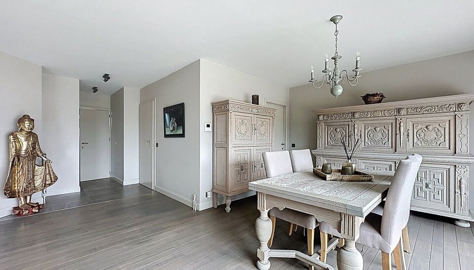 Op de vijfde verdieping van een verzorgd gebouw vindt u dit prachtige dakappartement van 137 m&sup2;, gerenoveerd in 2019, dat comfort en stijl perfect combineert.
De grote leefruimte van 44 m&sup2; met ruime raampartijen en parketvloer geniet van veel licht en b