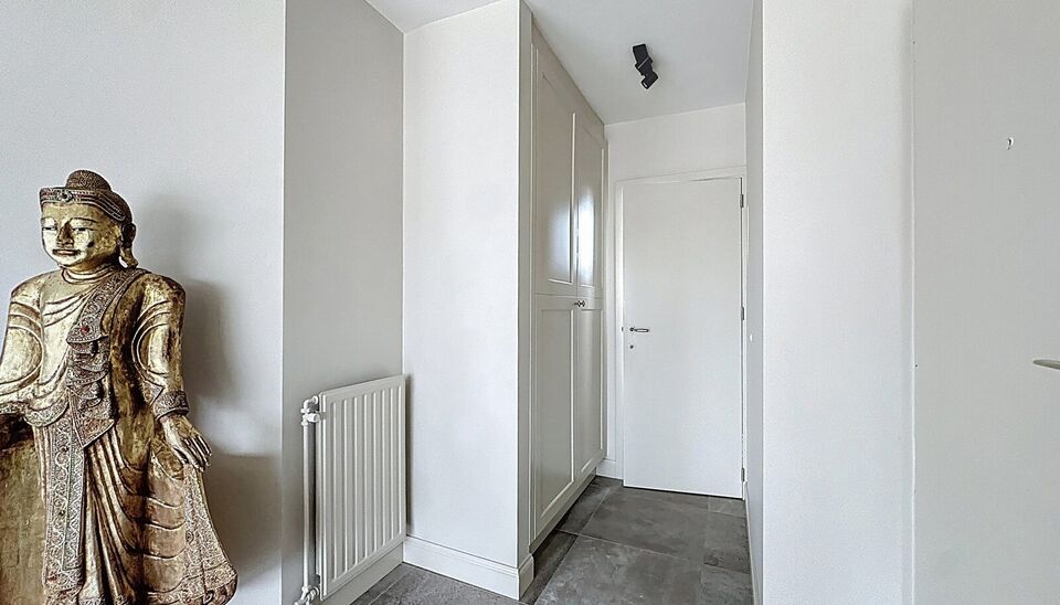 Op de vijfde verdieping van een verzorgd gebouw vindt u dit prachtige dakappartement van 137 m&sup2;, gerenoveerd in 2019, dat comfort en stijl perfect combineert.
De grote leefruimte van 44 m&sup2; met ruime raampartijen en parketvloer geniet van veel licht en b