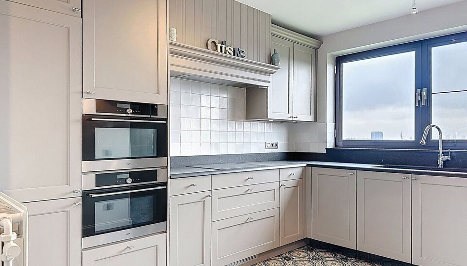 Op de vijfde verdieping van een verzorgd gebouw vindt u dit prachtige dakappartement van 137 m&sup2;, gerenoveerd in 2019, dat comfort en stijl perfect combineert.
De grote leefruimte van 44 m&sup2; met ruime raampartijen en parketvloer geniet van veel licht en b