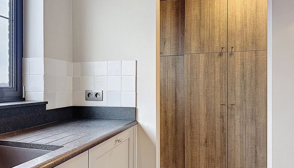 Op de vijfde verdieping van een verzorgd gebouw vindt u dit prachtige dakappartement van 137 m&sup2;, gerenoveerd in 2019, dat comfort en stijl perfect combineert.
De grote leefruimte van 44 m&sup2; met ruime raampartijen en parketvloer geniet van veel licht en b