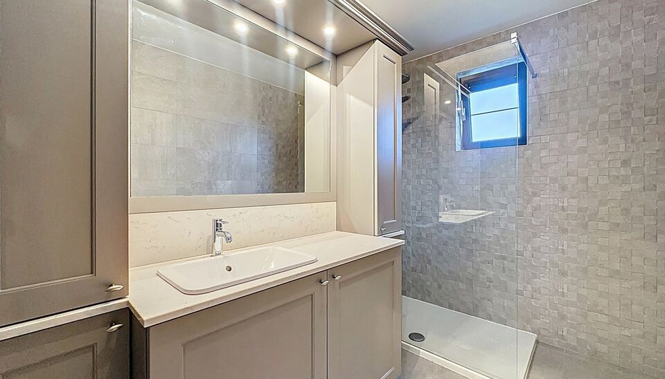 Op de vijfde verdieping van een verzorgd gebouw vindt u dit prachtige dakappartement van 137 m&sup2;, gerenoveerd in 2019, dat comfort en stijl perfect combineert.
De grote leefruimte van 44 m&sup2; met ruime raampartijen en parketvloer geniet van veel licht en b