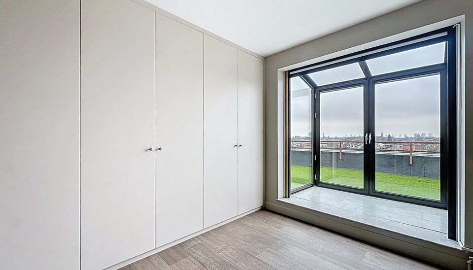 Op de vijfde verdieping van een verzorgd gebouw vindt u dit prachtige dakappartement van 137 m&sup2;, gerenoveerd in 2019, dat comfort en stijl perfect combineert.
De grote leefruimte van 44 m&sup2; met ruime raampartijen en parketvloer geniet van veel licht en b