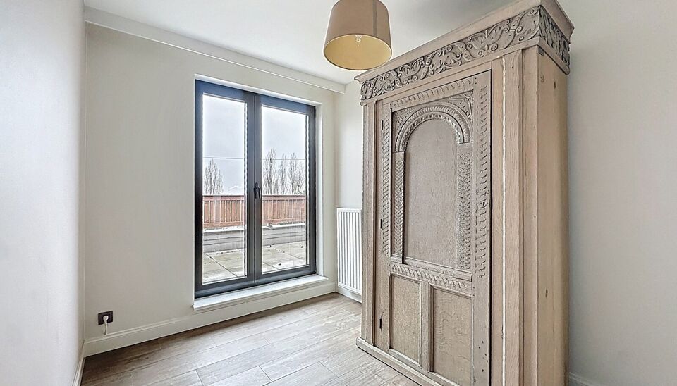 Op de vijfde verdieping van een verzorgd gebouw vindt u dit prachtige dakappartement van 137 m&sup2;, gerenoveerd in 2019, dat comfort en stijl perfect combineert.
De grote leefruimte van 44 m&sup2; met ruime raampartijen en parketvloer geniet van veel licht en b