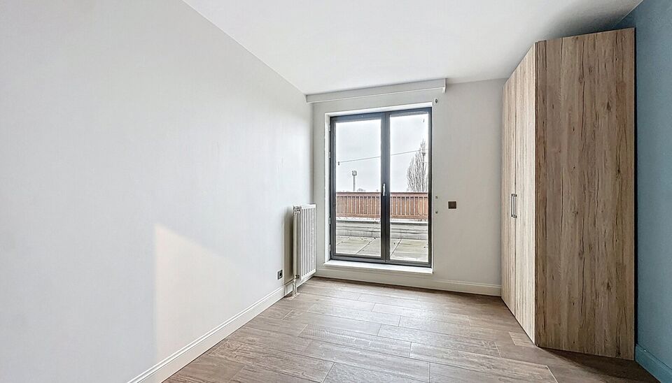 Op de vijfde verdieping van een verzorgd gebouw vindt u dit prachtige dakappartement van 137 m&sup2;, gerenoveerd in 2019, dat comfort en stijl perfect combineert.
De grote leefruimte van 44 m&sup2; met ruime raampartijen en parketvloer geniet van veel licht en b