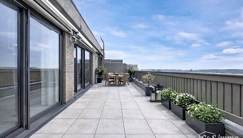 Op de vijfde verdieping van een verzorgd gebouw vindt u dit prachtige dakappartement van 137 m&sup2;, gerenoveerd in 2019, dat comfort en stijl perfect combineert.
De grote leefruimte van 44 m&sup2; met ruime raampartijen en parketvloer geniet van veel licht en b