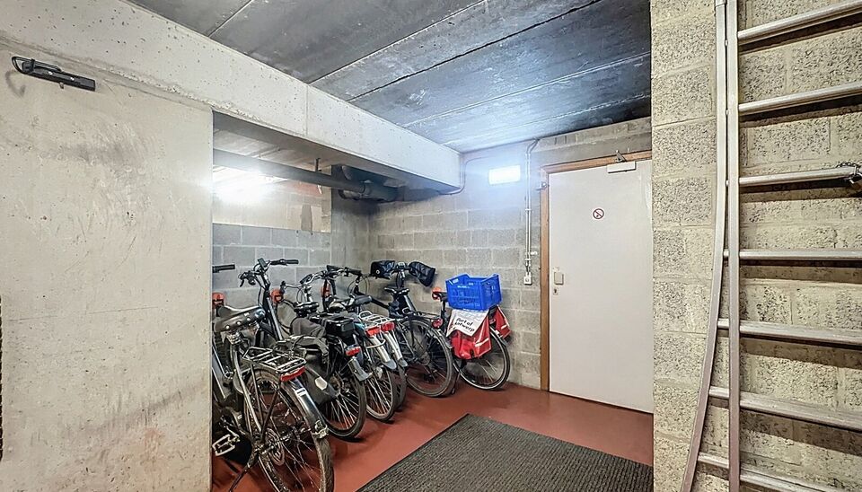 Op de vijfde verdieping van een verzorgd gebouw vindt u dit prachtige dakappartement van 137 m&sup2;, gerenoveerd in 2019, dat comfort en stijl perfect combineert.
De grote leefruimte van 44 m&sup2; met ruime raampartijen en parketvloer geniet van veel licht en b