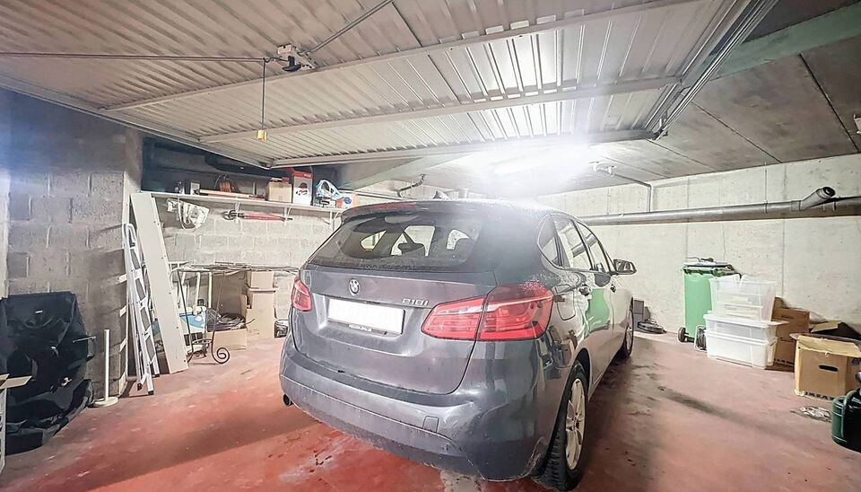 Op de vijfde verdieping van een verzorgd gebouw vindt u dit prachtige dakappartement van 137 m&sup2;, gerenoveerd in 2019, dat comfort en stijl perfect combineert.
De grote leefruimte van 44 m&sup2; met ruime raampartijen en parketvloer geniet van veel licht en b