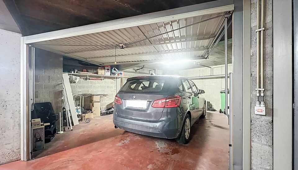 Op de vijfde verdieping van een verzorgd gebouw vindt u dit prachtige dakappartement van 137 m&sup2;, gerenoveerd in 2019, dat comfort en stijl perfect combineert.
De grote leefruimte van 44 m&sup2; met ruime raampartijen en parketvloer geniet van veel licht en b