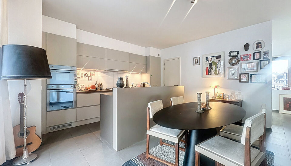 Prachtige duplex op het Eilandje in de Londenstraat, gelegen op de 3de en 4de verdieping van een verzorgd gebouw. De lift komt rechtstreeks uit in het appartement, wat zorgt voor extra comfort en privacy. Op de 4de verdieping bevindt zich de ruime en lich