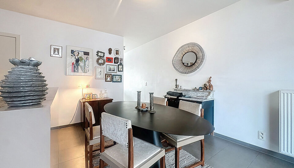 Prachtige duplex op het Eilandje in de Londenstraat, gelegen op de 3de en 4de verdieping van een verzorgd gebouw. De lift komt rechtstreeks uit in het appartement, wat zorgt voor extra comfort en privacy. Op de 4de verdieping bevindt zich de ruime en lich