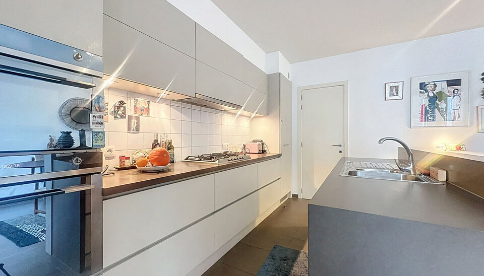 Prachtige duplex op het Eilandje in de Londenstraat, gelegen op de 3de en 4de verdieping van een verzorgd gebouw. De lift komt rechtstreeks uit in het appartement, wat zorgt voor extra comfort en privacy. Op de 4de verdieping bevindt zich de ruime en lich