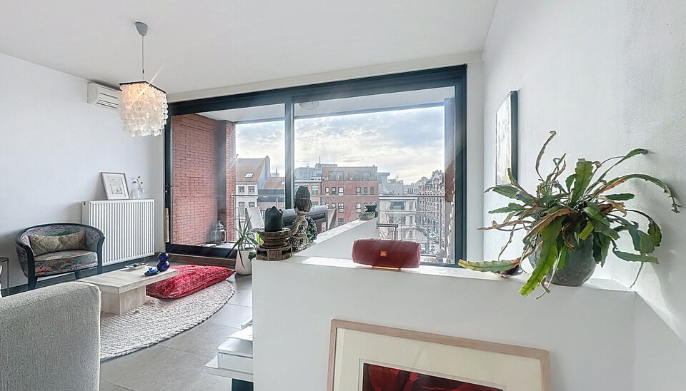 Prachtige duplex op het Eilandje in de Londenstraat, gelegen op de 3de en 4de verdieping van een verzorgd gebouw. De lift komt rechtstreeks uit in het appartement, wat zorgt voor extra comfort en privacy. Op de 4de verdieping bevindt zich de ruime en lich