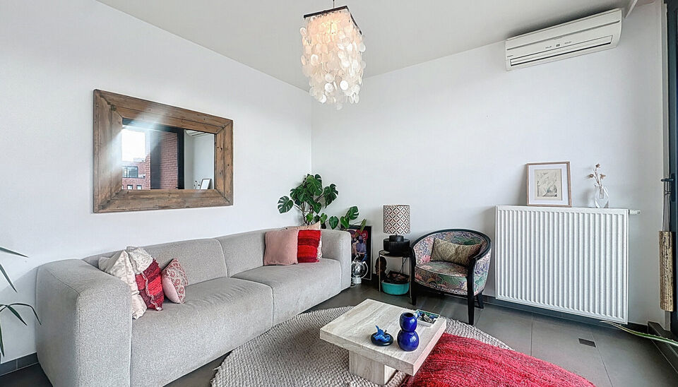 Prachtige duplex op het Eilandje in de Londenstraat, gelegen op de 3de en 4de verdieping van een verzorgd gebouw. De lift komt rechtstreeks uit in het appartement, wat zorgt voor extra comfort en privacy. Op de 4de verdieping bevindt zich de ruime en lich