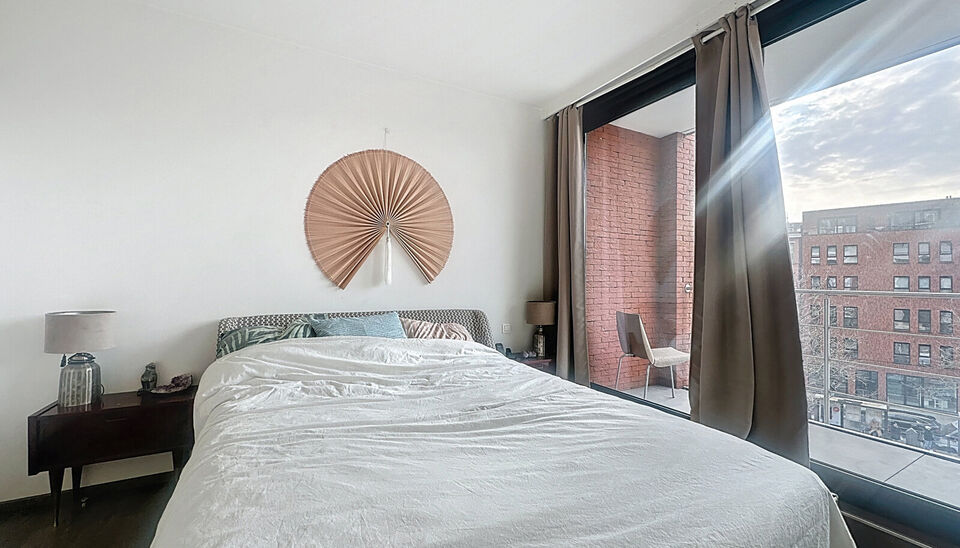 Prachtige duplex op het Eilandje in de Londenstraat, gelegen op de 3de en 4de verdieping van een verzorgd gebouw. De lift komt rechtstreeks uit in het appartement, wat zorgt voor extra comfort en privacy. Op de 4de verdieping bevindt zich de ruime en lich