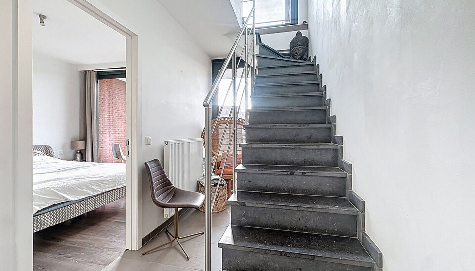 Prachtige duplex op het Eilandje in de Londenstraat, gelegen op de 3de en 4de verdieping van een verzorgd gebouw. De lift komt rechtstreeks uit in het appartement, wat zorgt voor extra comfort en privacy. Op de 4de verdieping bevindt zich de ruime en lich