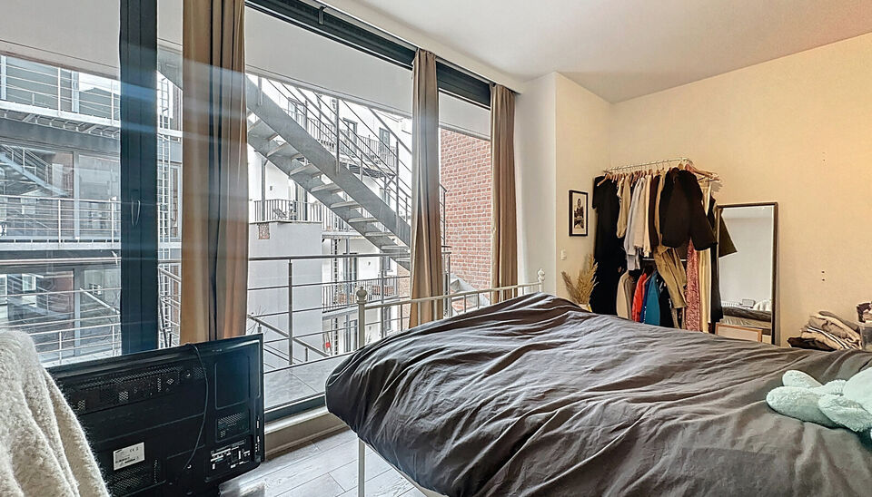 Prachtige duplex op het Eilandje in de Londenstraat, gelegen op de 3de en 4de verdieping van een verzorgd gebouw. De lift komt rechtstreeks uit in het appartement, wat zorgt voor extra comfort en privacy. Op de 4de verdieping bevindt zich de ruime en lich