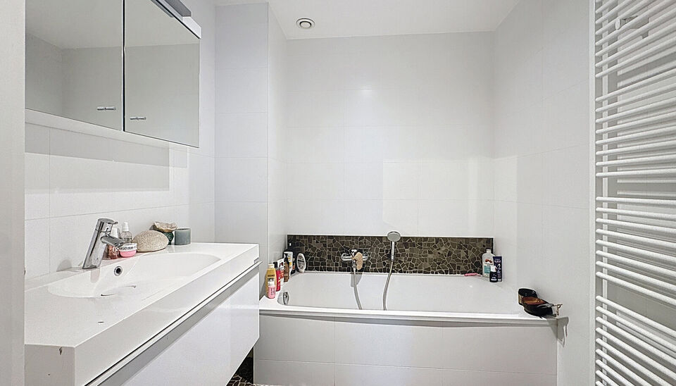 Prachtige duplex op het Eilandje in de Londenstraat, gelegen op de 3de en 4de verdieping van een verzorgd gebouw. De lift komt rechtstreeks uit in het appartement, wat zorgt voor extra comfort en privacy. Op de 4de verdieping bevindt zich de ruime en lich