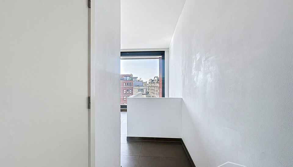 Prachtige duplex op het Eilandje in de Londenstraat, gelegen op de 3de en 4de verdieping van een verzorgd gebouw. De lift komt rechtstreeks uit in het appartement, wat zorgt voor extra comfort en privacy. Op de 4de verdieping bevindt zich de ruime en lich