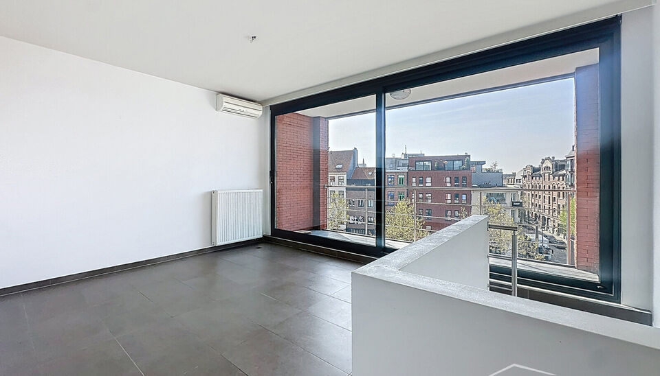 Prachtige duplex op het Eilandje in de Londenstraat, gelegen op de 3de en 4de verdieping van een verzorgd gebouw. De lift komt rechtstreeks uit in het appartement, wat zorgt voor extra comfort en privacy. Op de 4de verdieping bevindt zich de ruime en lich