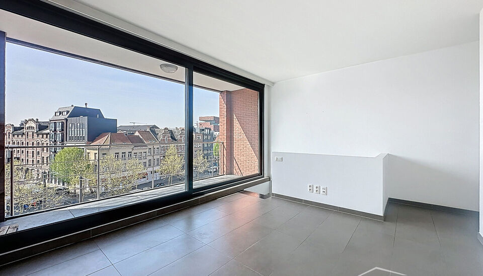 Prachtige duplex op het Eilandje in de Londenstraat, gelegen op de 3de en 4de verdieping van een verzorgd gebouw. De lift komt rechtstreeks uit in het appartement, wat zorgt voor extra comfort en privacy. Op de 4de verdieping bevindt zich de ruime en lich