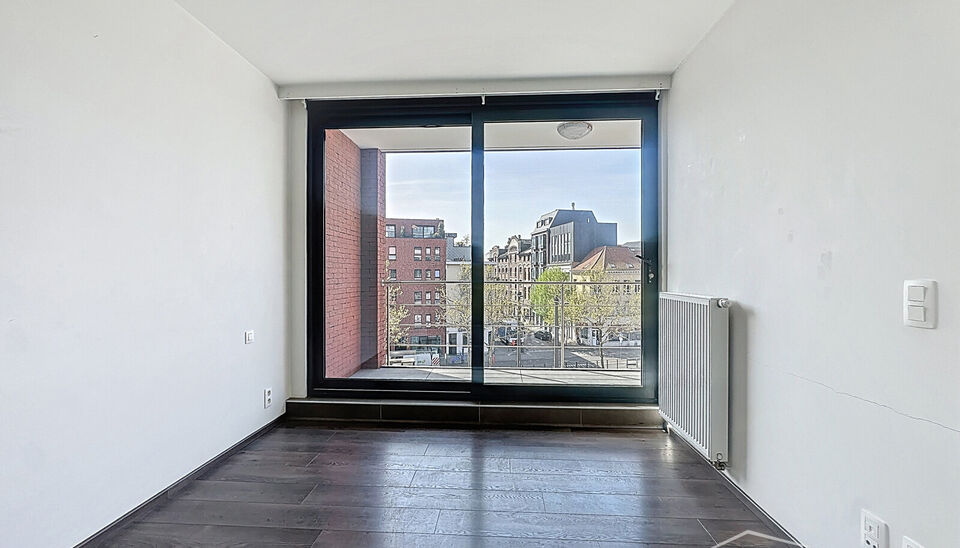 Prachtige duplex op het Eilandje in de Londenstraat, gelegen op de 3de en 4de verdieping van een verzorgd gebouw. De lift komt rechtstreeks uit in het appartement, wat zorgt voor extra comfort en privacy. Op de 4de verdieping bevindt zich de ruime en lich