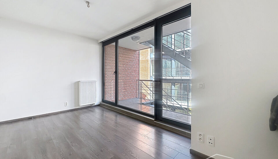 Prachtige duplex op het Eilandje in de Londenstraat, gelegen op de 3de en 4de verdieping van een verzorgd gebouw. De lift komt rechtstreeks uit in het appartement, wat zorgt voor extra comfort en privacy. Op de 4de verdieping bevindt zich de ruime en lich
